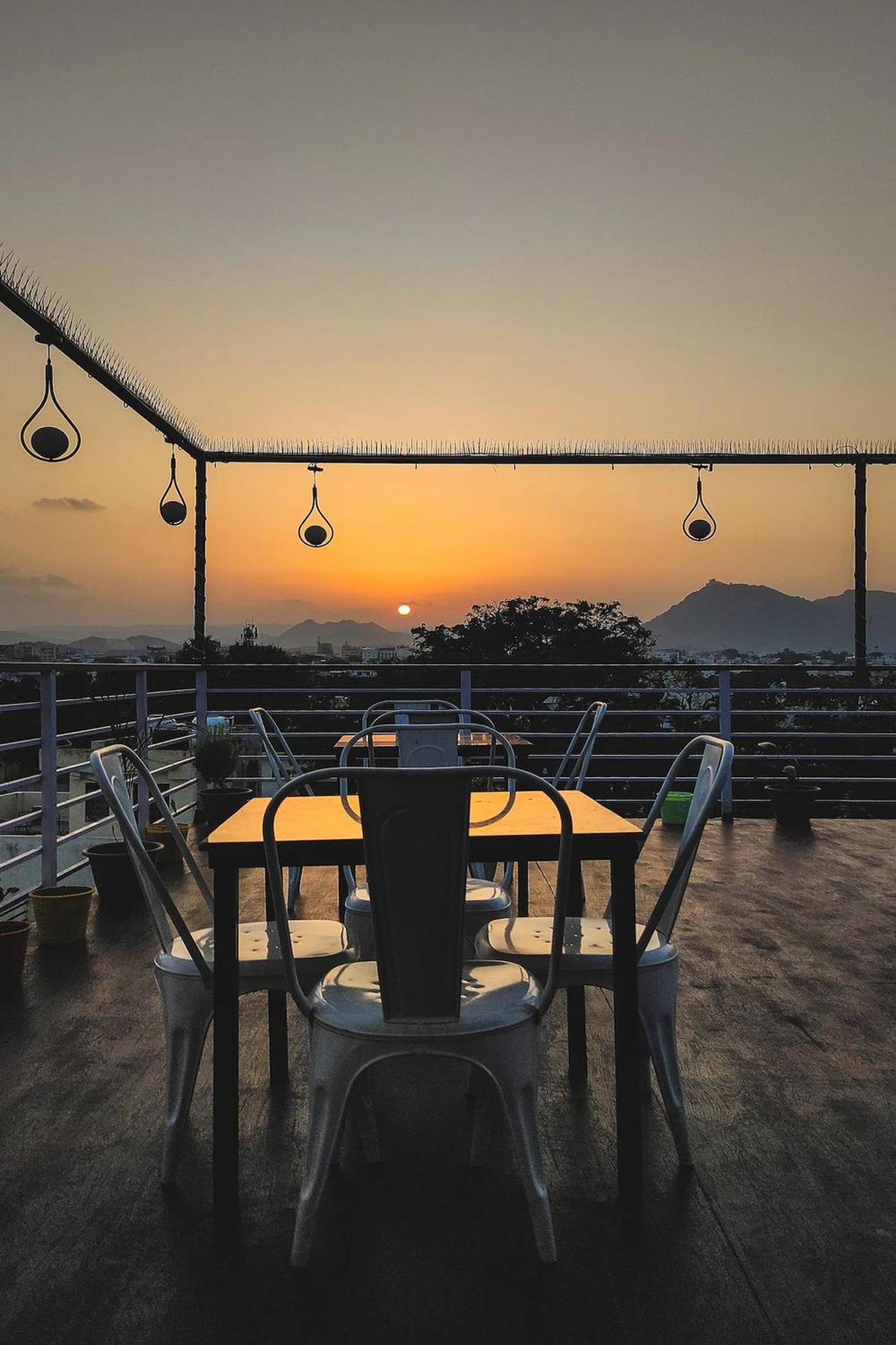 Hotel Lake Bridge Udaipur Exterior photo