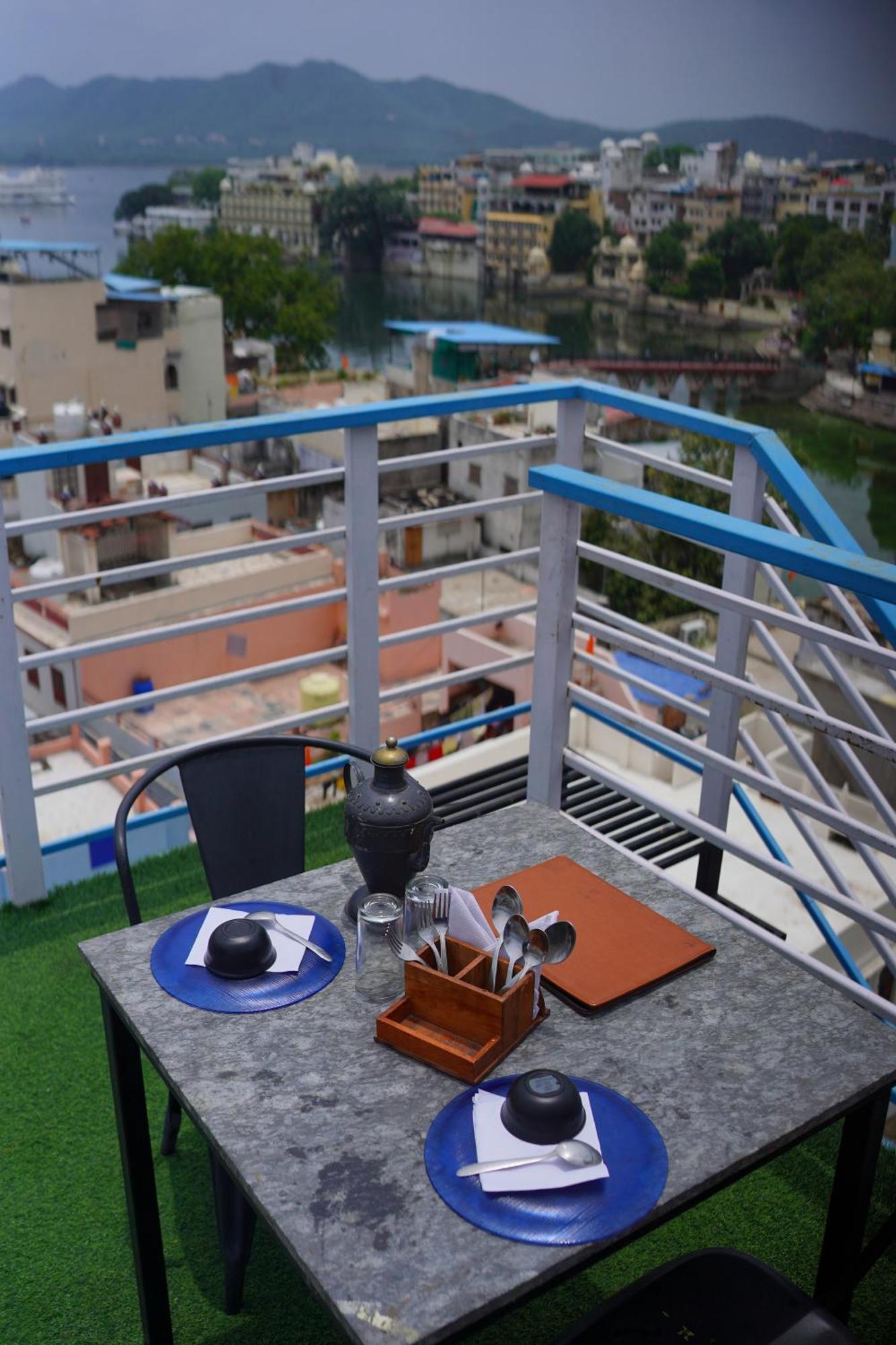 Hotel Lake Bridge Udaipur Exterior photo