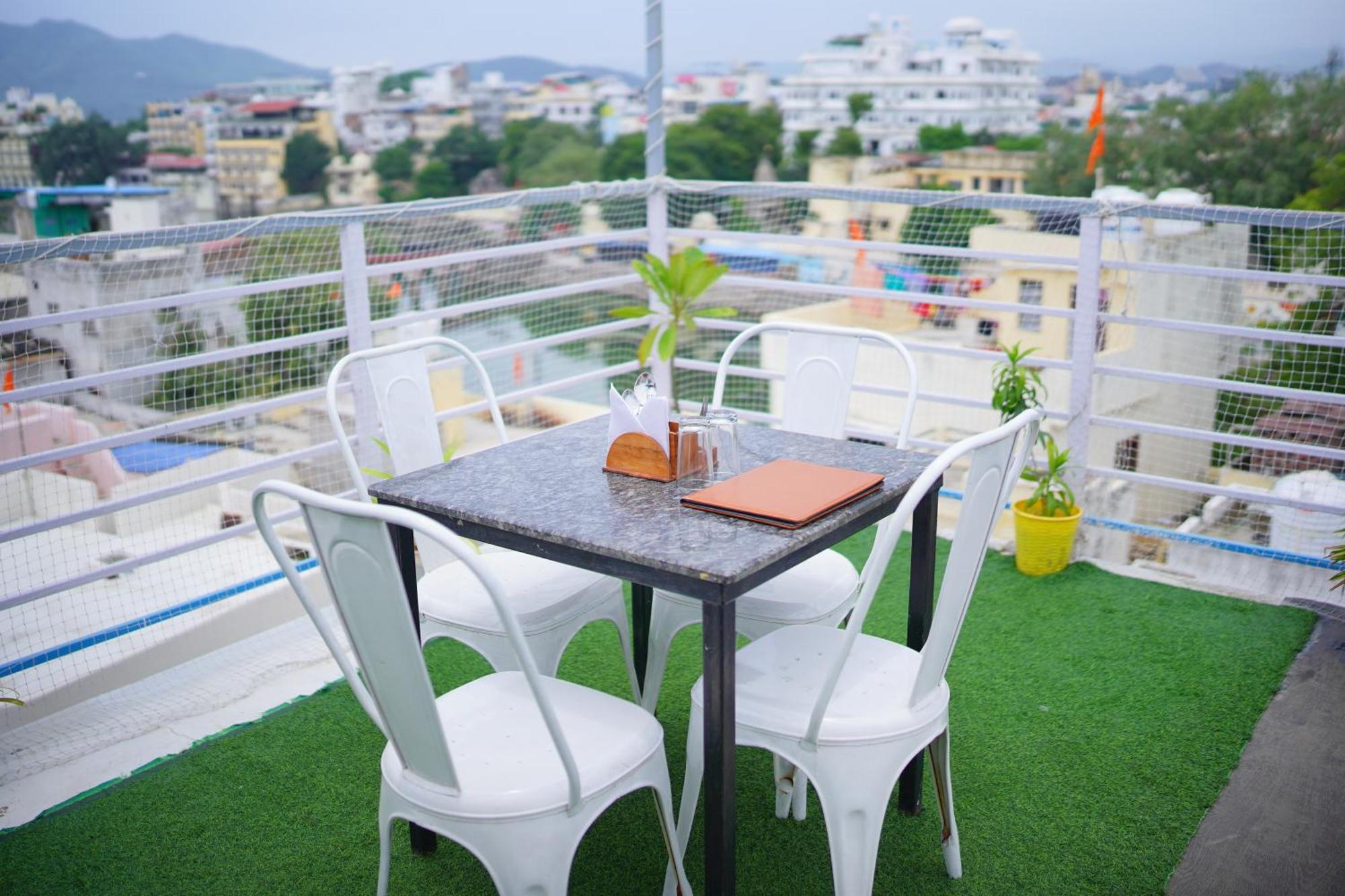 Hotel Lake Bridge Udaipur Exterior photo